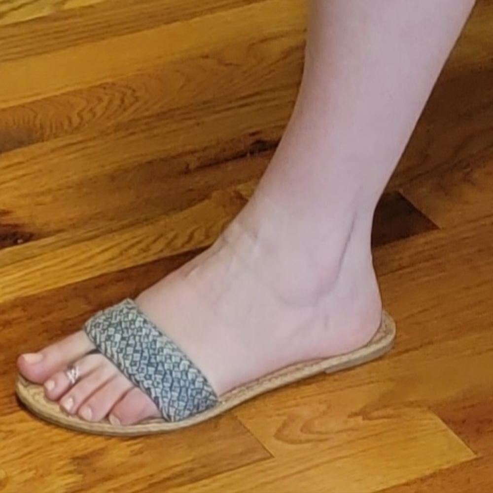 Flat sandal